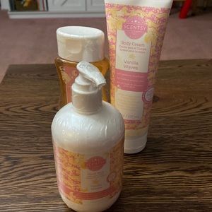 Scentsy set in vanilla waves